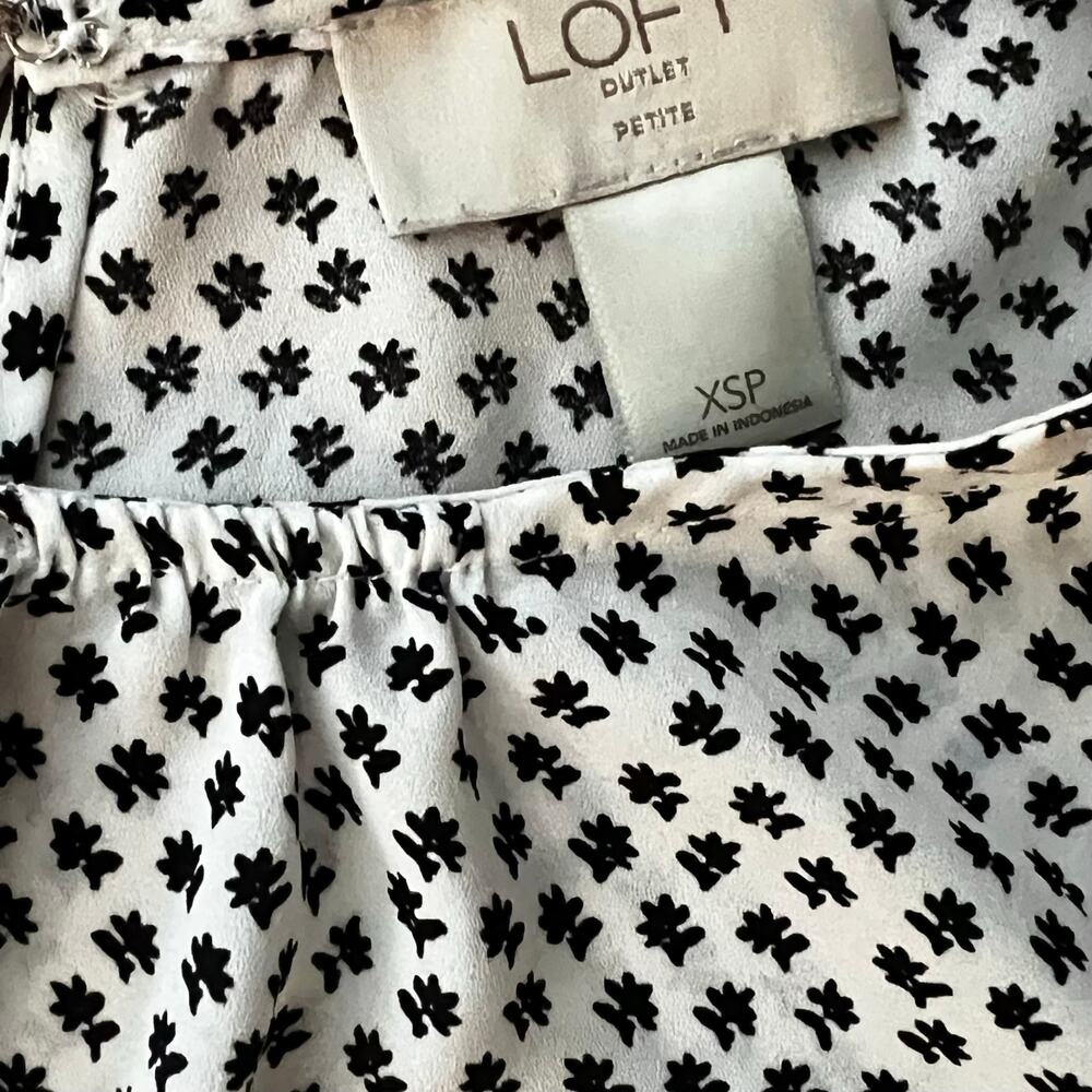 Ann Taylor LOFT Outlet Black & White Floral Tank Top Pleated Blouse | XS Petite - Picture 3 of 3